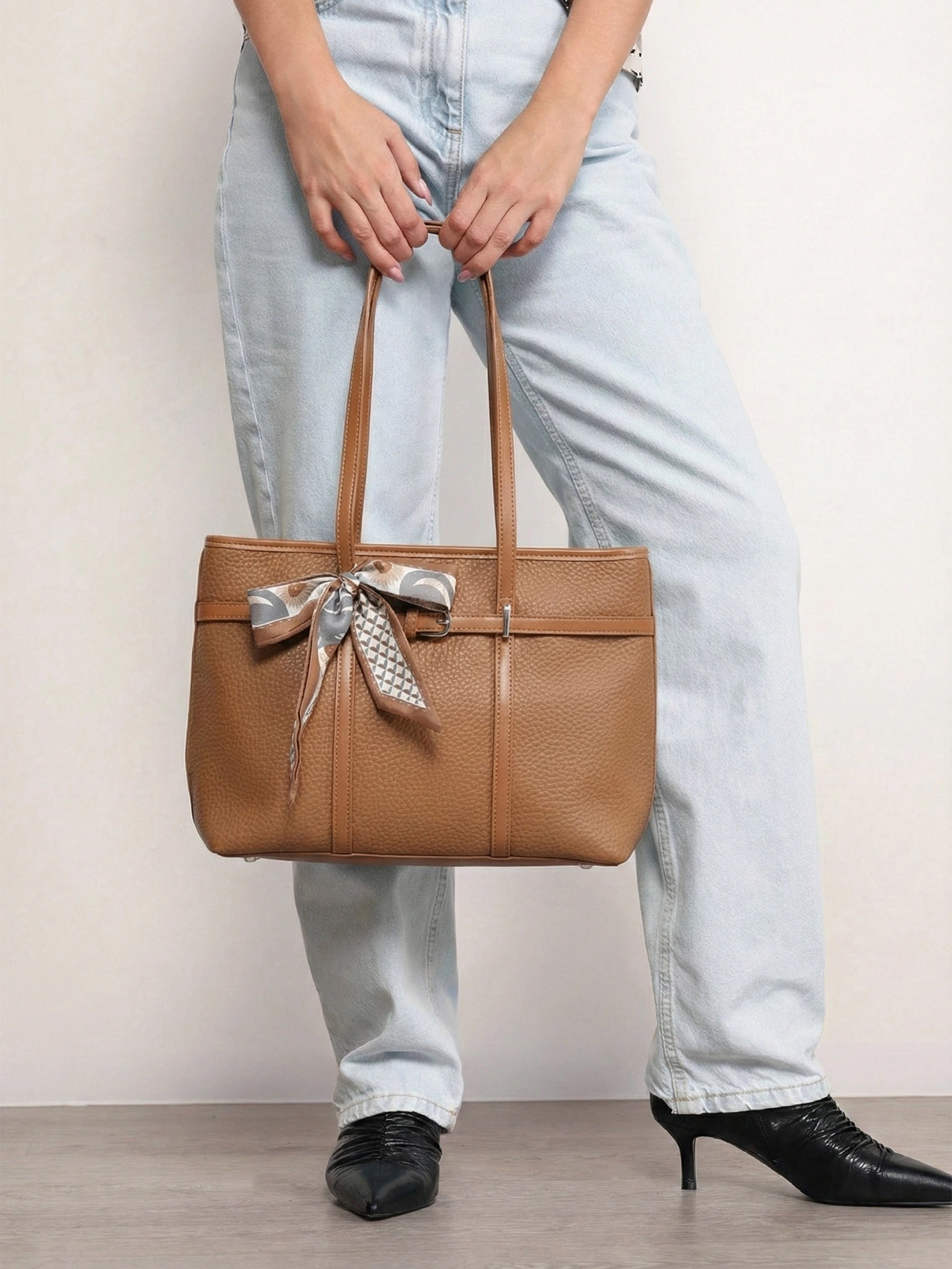 Сумка-тоут с контрастными ручками и ремешком с пряжкой в ассортименте